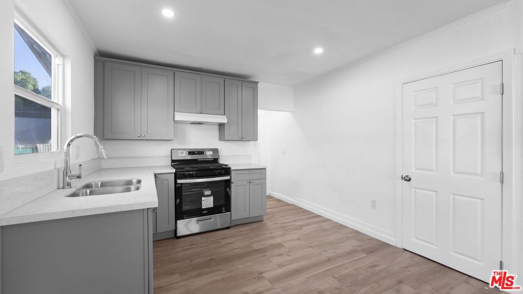 820 W 76th Street