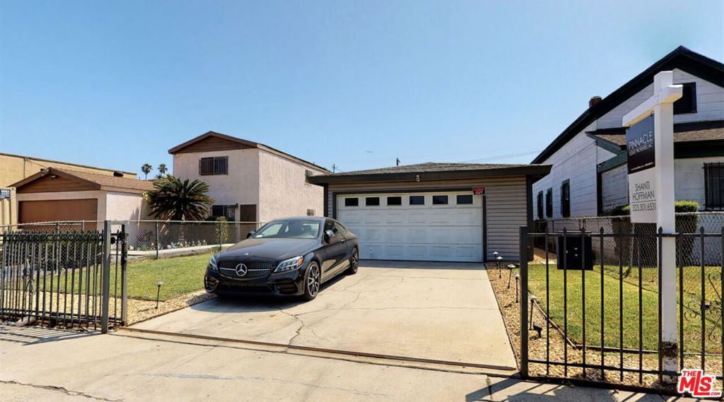 Photo of 936 W 78th Street, Los Angeles, CA 90044 (MLS # 22195691)