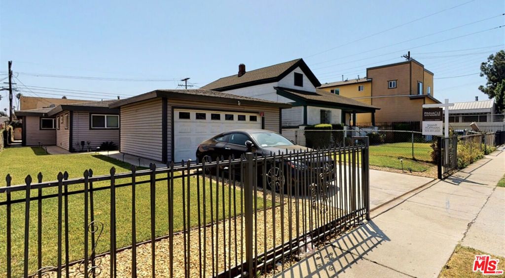 Photo of 936 W 78th Street, Los Angeles, CA 90044 (MLS # 22195691)