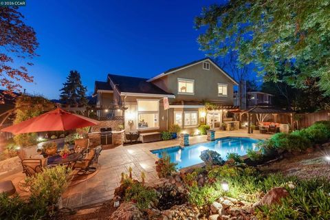 Photo of 25 Westbourne Court Ct, Danville, CA 94506 (MLS # 41127119)