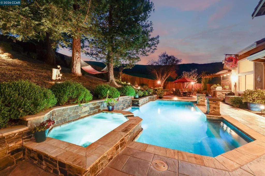 Photo of 25 Westbourne Court Ct, Danville, CA 94506 (MLS # 41127119)