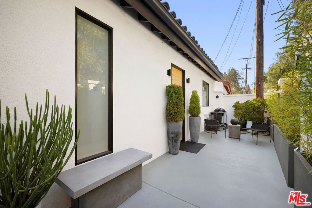 Photo of 8583 Skyline Drive, Los Angeles, CA 90046 (MLS # 25599467)