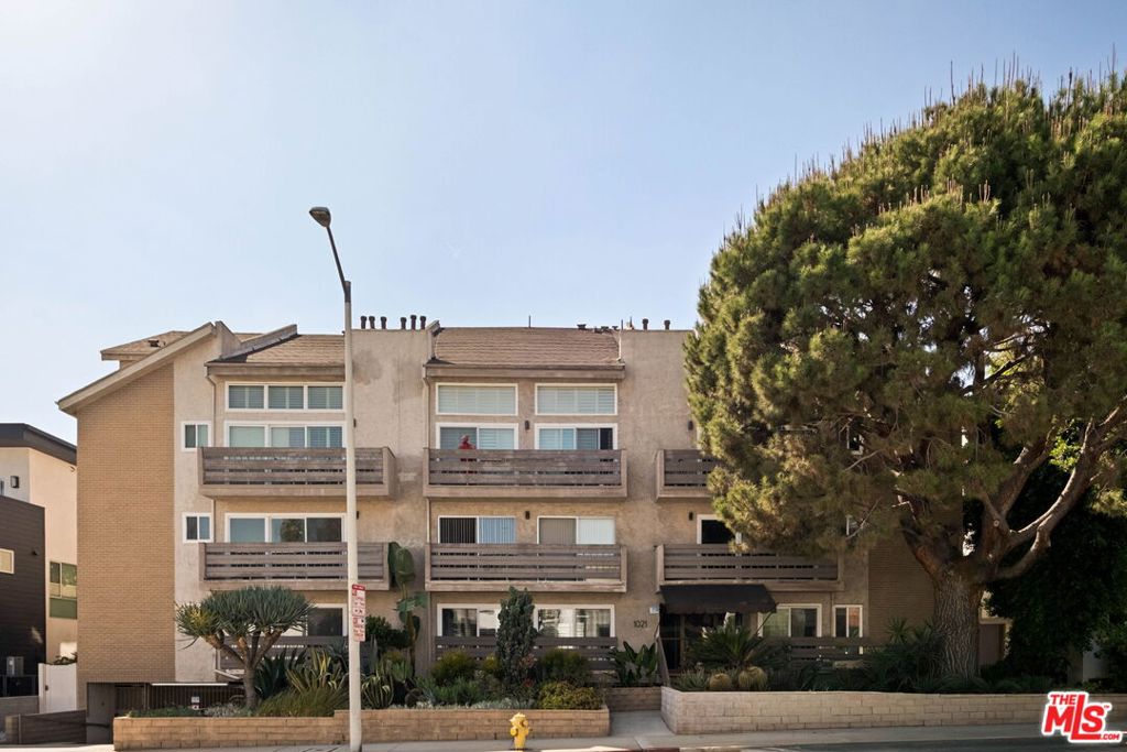 1021 N Crescent Heights Boulevard 207