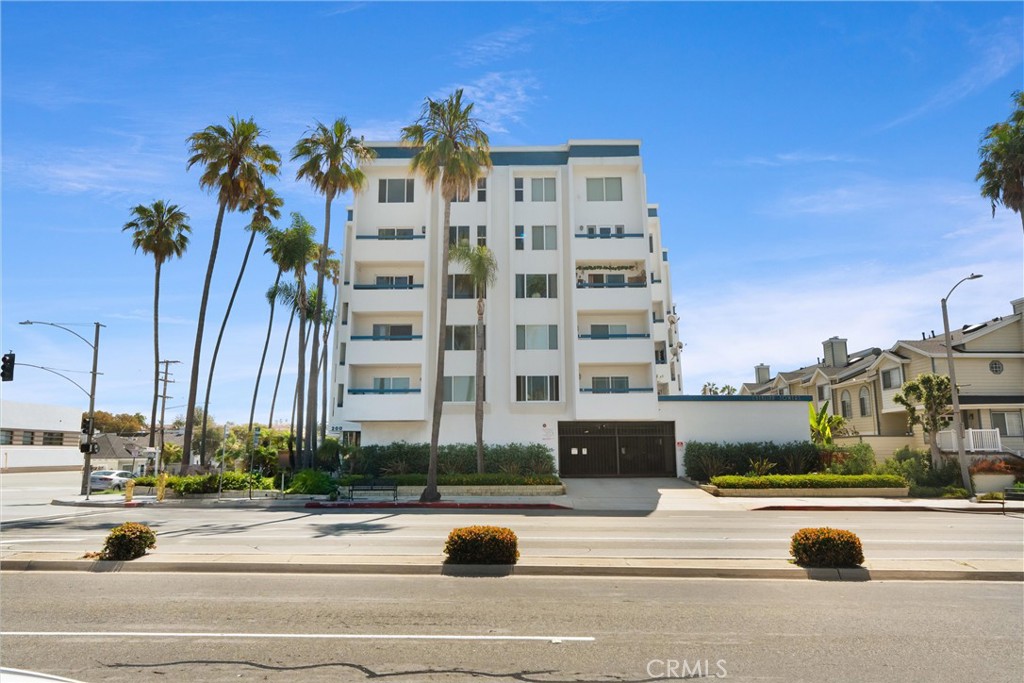 Prime beachside location with ocean views just minutes from the Redondo Beach Pier, waterfront dining, and the scenic bike path. While not directly on the sand, the property is conveniently located across the street from the beach, with pedestrian access through the complex to reach the shoreline. Community amenities include a gym, a Jacuzzi, a sauna, and a private balcony perfect for relaxing or barbecuing while enjoying the coastal view and ocean breezes.