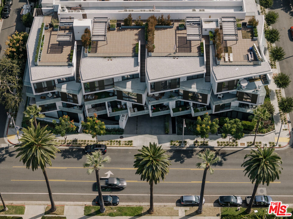 702 N Doheny Drive 101