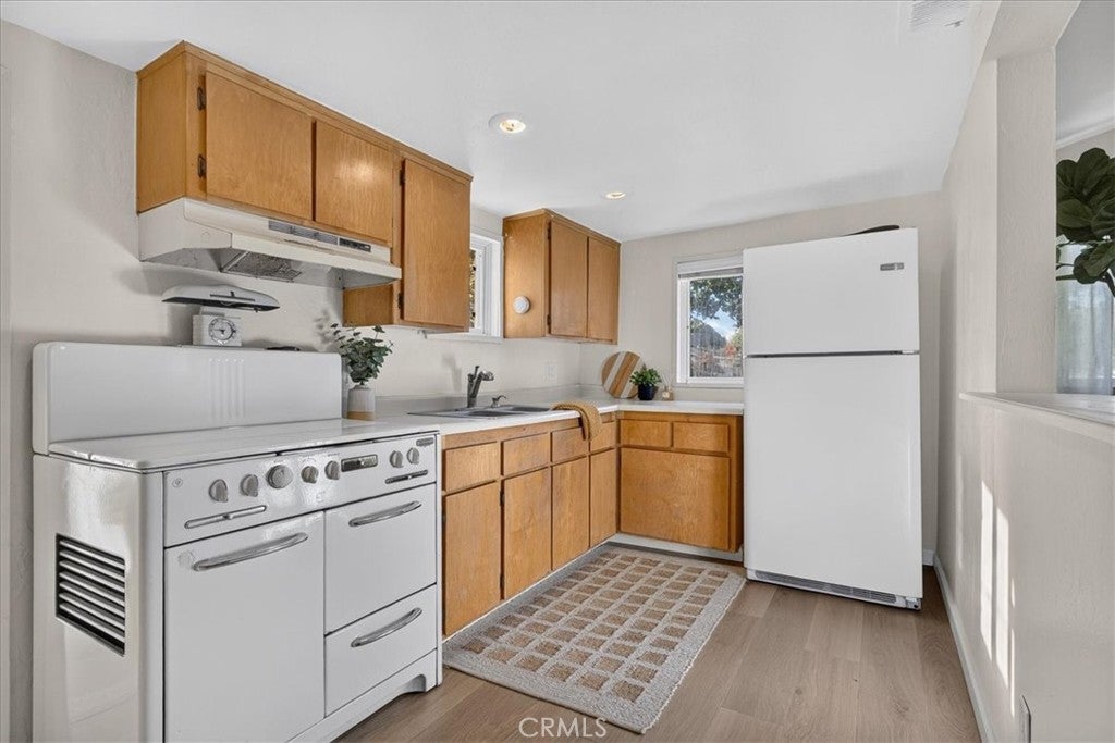 1381 Davis