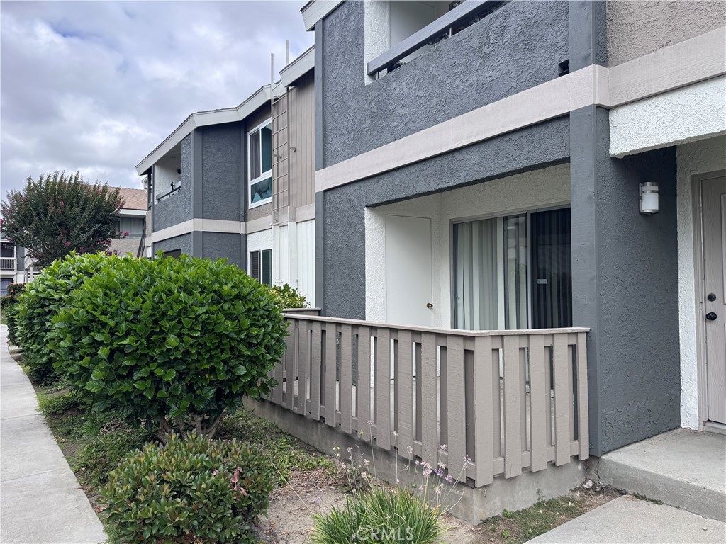2871 S Fairview