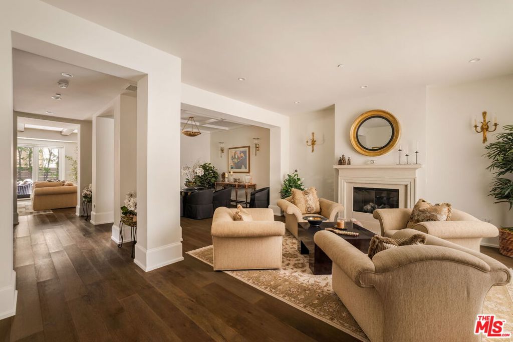 823 S Bundy Drive 111