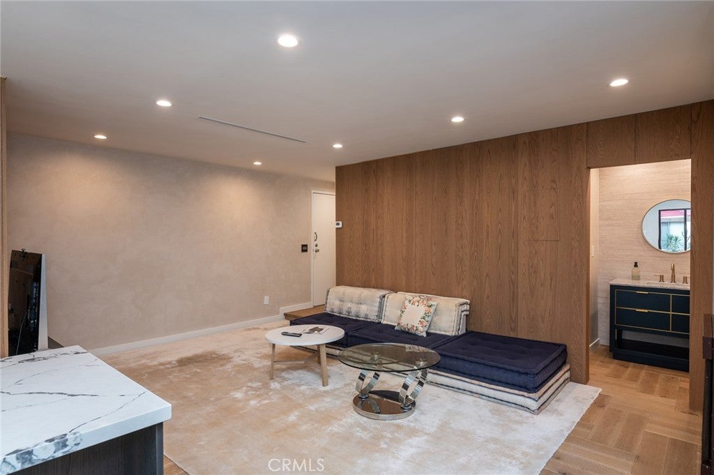 515 N Jackson Street 102