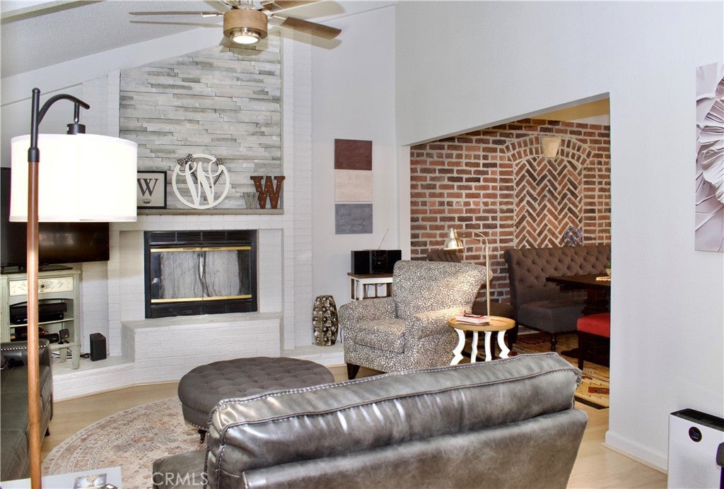 2122 E Cromwell