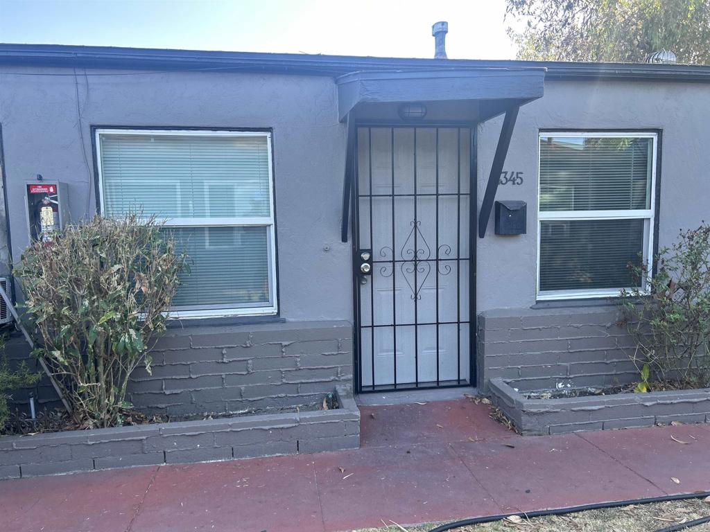 Cute Updated Cottage in Azalea Park, 1 Bath 1 bath, Newer Paint & Flooring, approximately 400 Square Feet, Street Parking. (Please preview this residence prior to submitting an application).