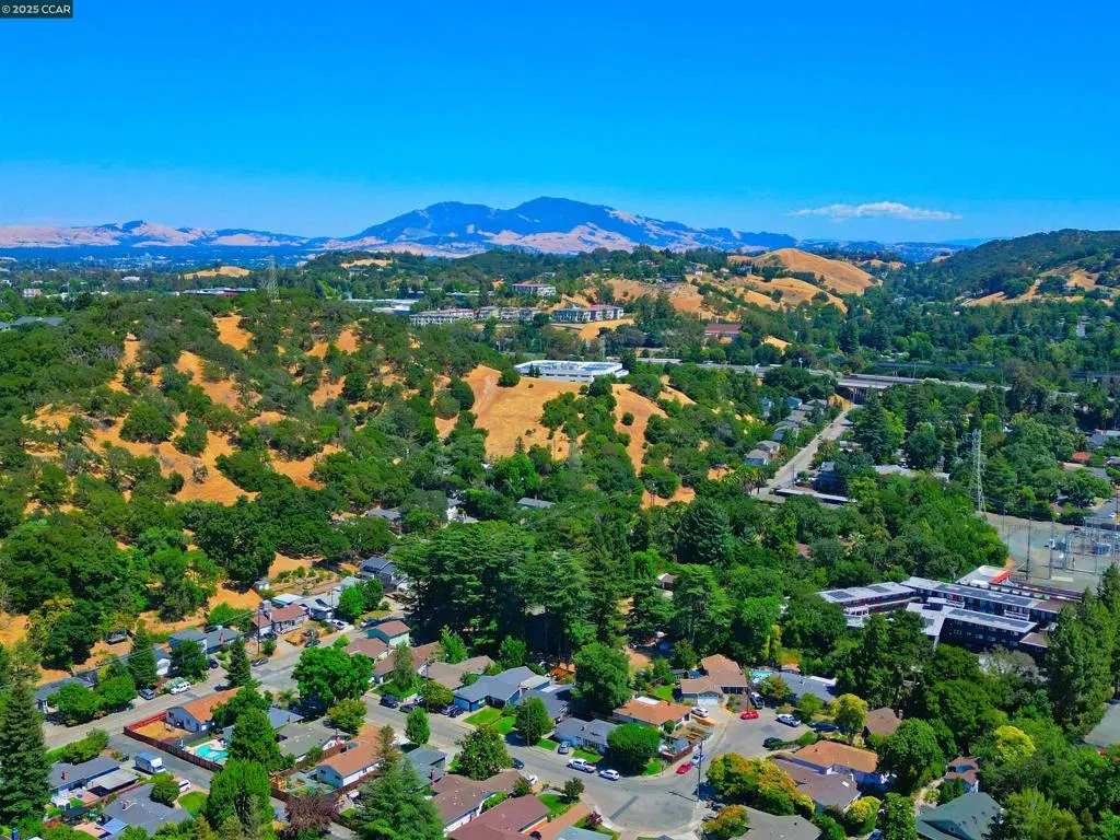 Martinez, California 94553, United States, 4 Bedrooms Bedrooms, ,3 BathroomsBathrooms,Residential,Active,170581