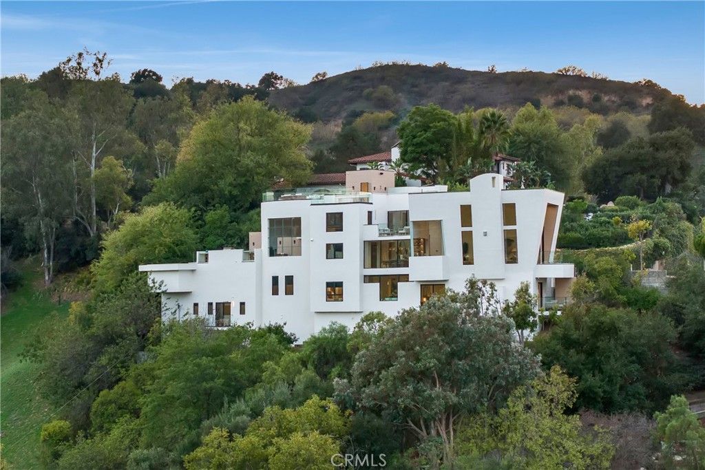 Photo of 3596 Woodhill Canyon, Studio City, CA 91604 (MLS # SR25257084)