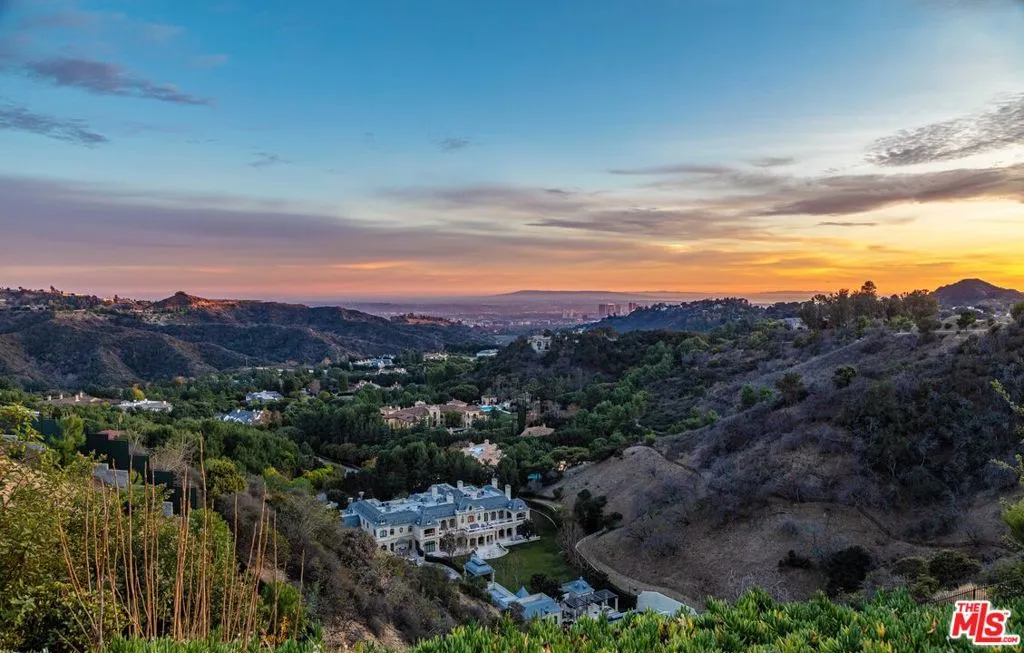 Beverly Hills, California 90210, United States, 5 Bedrooms Bedrooms, ,7 BathroomsBathrooms,Residential,Active,222620