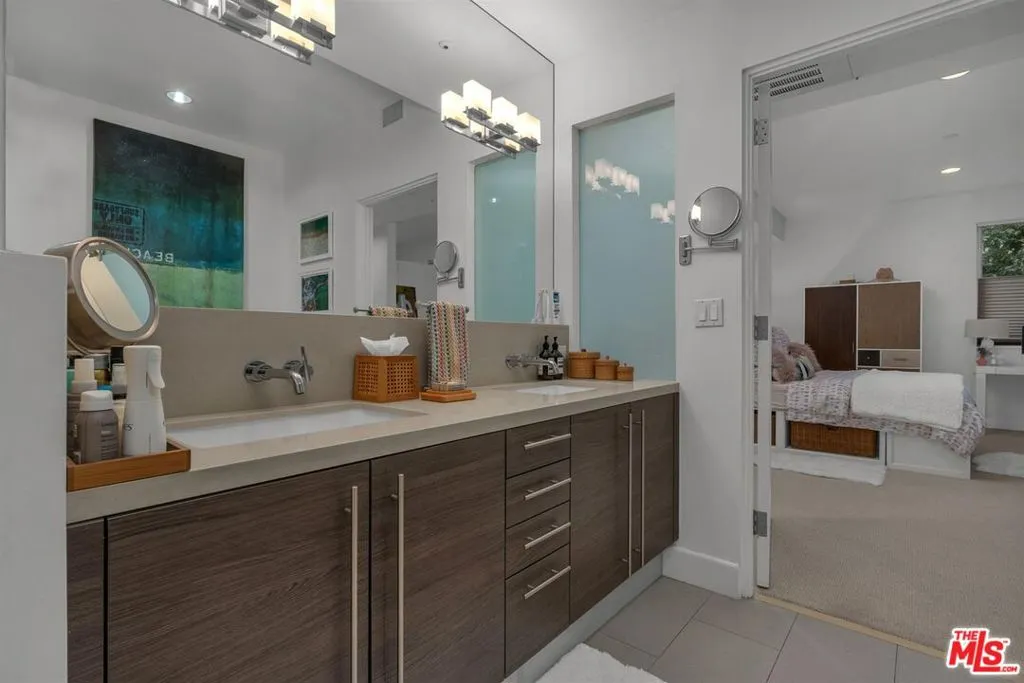 Los Angeles, California 90046, United States, 1 Bedroom Bedrooms, ,2 BathroomsBathrooms,Residential,Active,187696