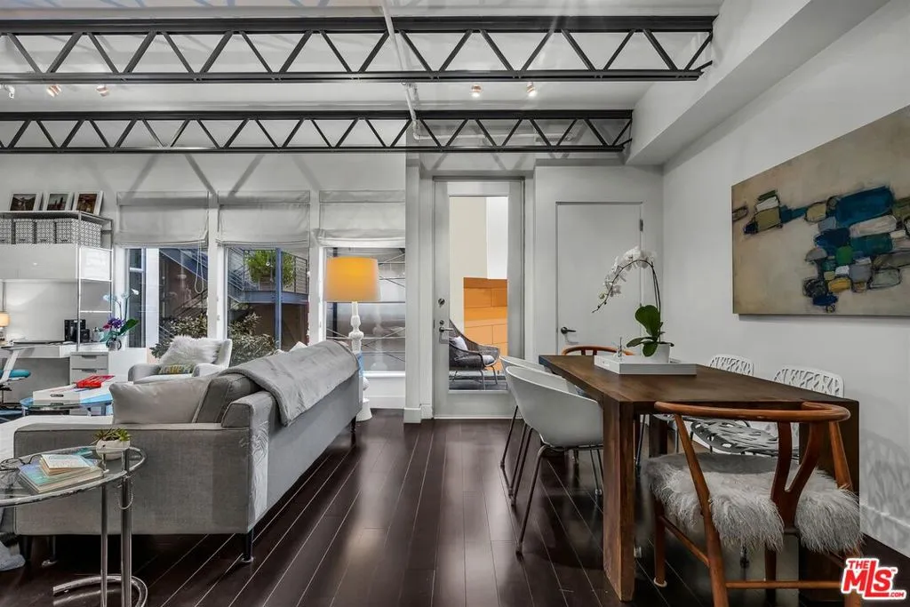 Los Angeles, California 90046, United States, 1 Bedroom Bedrooms, ,2 BathroomsBathrooms,Residential,Active,187696