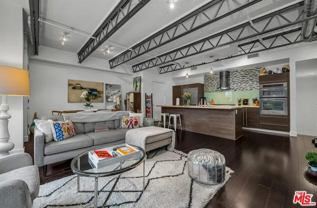 Los Angeles, California 90046, United States, 1 Bedroom Bedrooms, ,2 BathroomsBathrooms,Residential,Active,187696