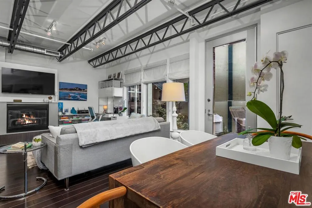 Los Angeles, California 90046, United States, 1 Bedroom Bedrooms, ,2 BathroomsBathrooms,Residential,Active,187696