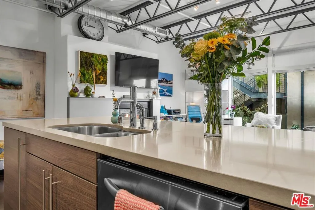 Los Angeles, California 90046, United States, 1 Bedroom Bedrooms, ,2 BathroomsBathrooms,Residential,Active,187696