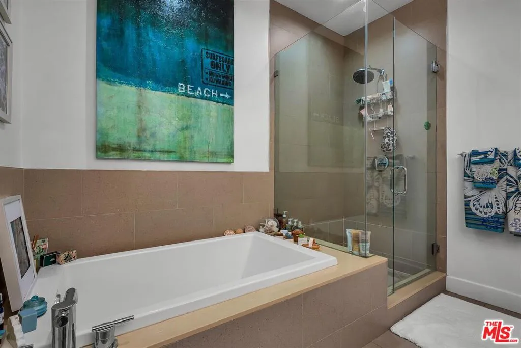 Los Angeles, California 90046, United States, 1 Bedroom Bedrooms, ,2 BathroomsBathrooms,Residential,Active,187696