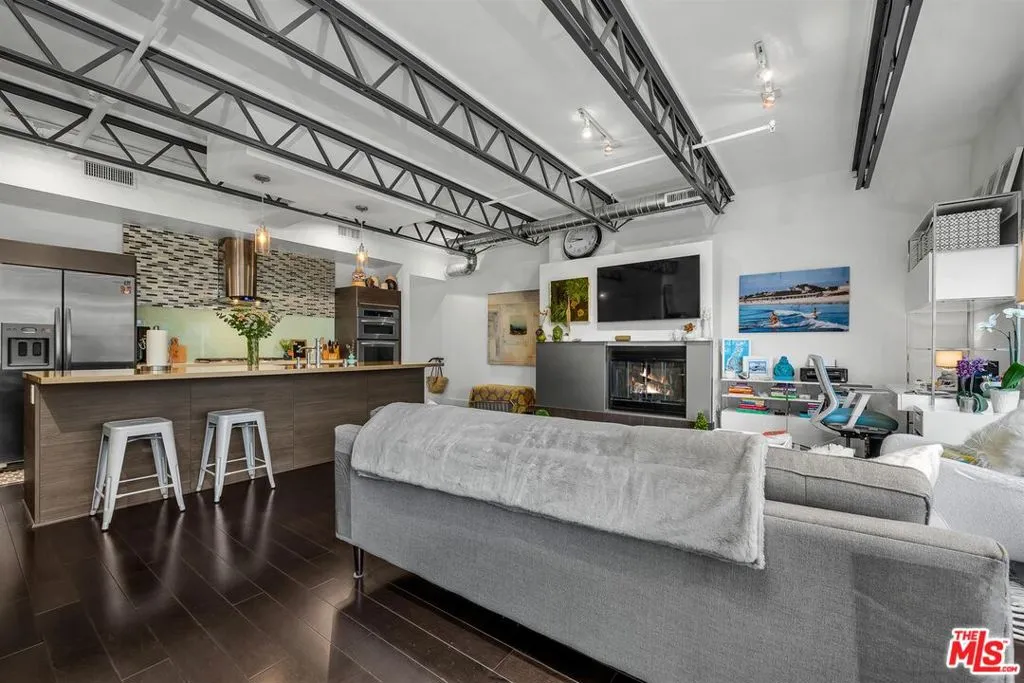 Los Angeles, California 90046, United States, 1 Bedroom Bedrooms, ,2 BathroomsBathrooms,Residential,Active,187696