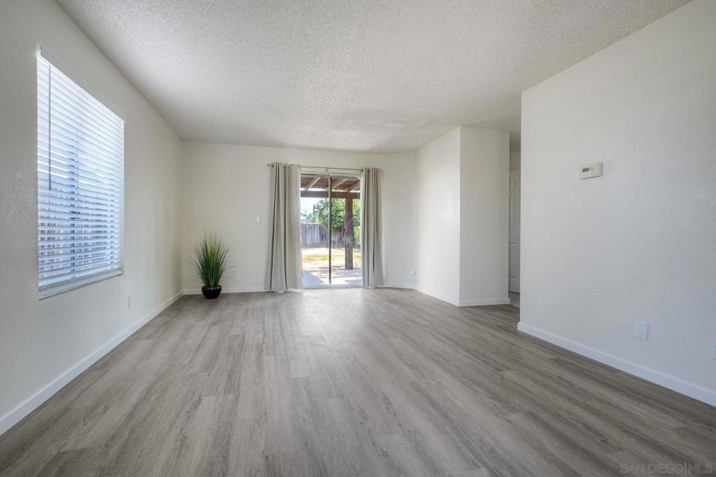 1415 17 Flag Ln