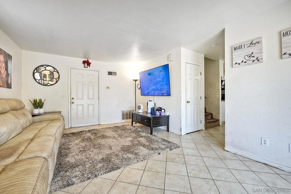 1415 17 Flag Ln
