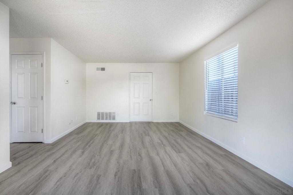1415 17 Flag Ln