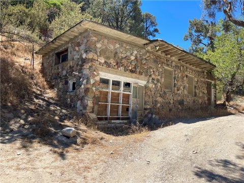 Photo of 901 Manita TRL, Frazier Park, CA 93225 (MLS # SR26165981)