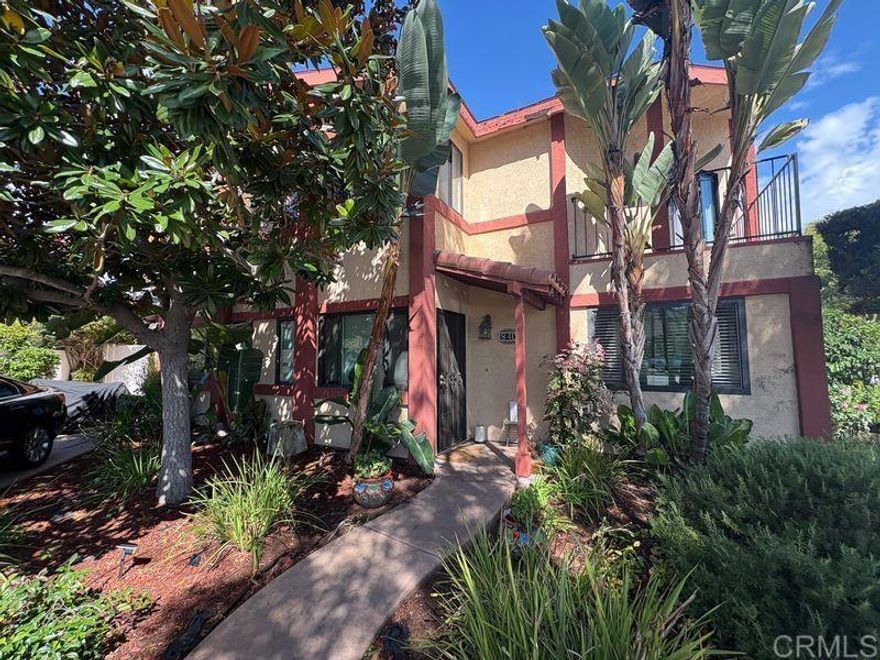 2-Bed, 1.5-Bath Two-Story Unit – Available Mid-November Spacious 2-level unit featuring tile flooring downstairs and carpet upstairs. Includes a large master bedroom, bright living area, and 1.5 baths for added convenience. Pets considered upon approval. Great location close to schools. Street parking only, communal washer/dryer.