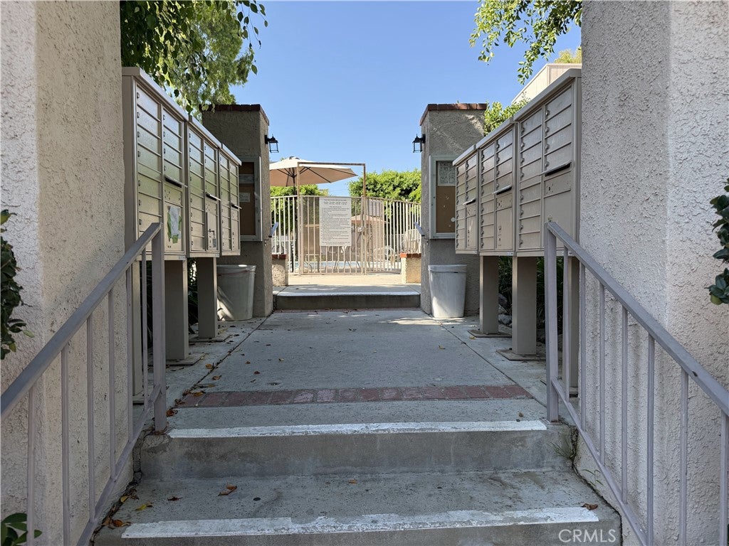 Photo of 15221 Magnolia BLVD #E, Sherman Oaks, CA 91403 (MLS # SR26182755)