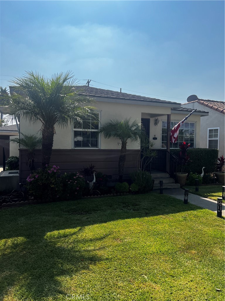 Welcome to 6160 Brayton Ave, Long Beach, CA 90805!
This charming 2-bedroom, 1-bath home is the perfect starter property, offering comfort, character, and an unbeatable location, all for under $700,000. Featuring original hardwood floors, a detached 2-car garage, and a spacious driveway with ample parking, this home has incredible potential and “great bones” to make it your own.
Enjoy the new windows and new roof that provide peace of mind for years to come. The expansive backyard is perfect for gardening, entertaining, or simply relaxing in your private outdoor space.
Located just minutes from Shoreline Village, the Queen Mary, Alamitos Beach, and Belmont Shore, you’ll be close to the best that Long Beach has to offer, from dining and shopping to entertainment and coastal activities.
Don’t miss this opportunity to own a a home in a prime location, perfect for first-time buyers or those looking to invest in Long Beach living!