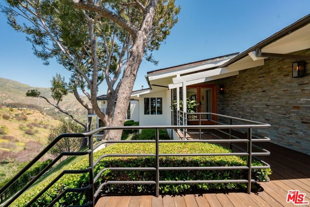 Photo of 23701 Harbor Vista Drive, Malibu, CA 90265 (MLS # 25541225)