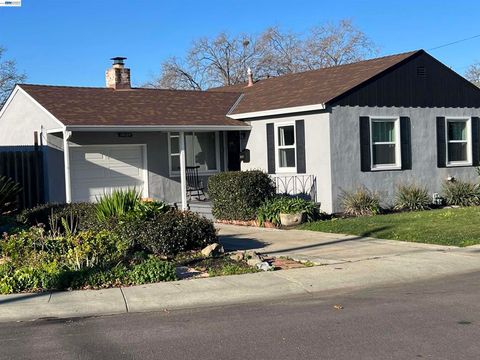 Photo of 16129 16129 Via Pinale, San Lorenzo, CA 94580 (MLS # 41125722)