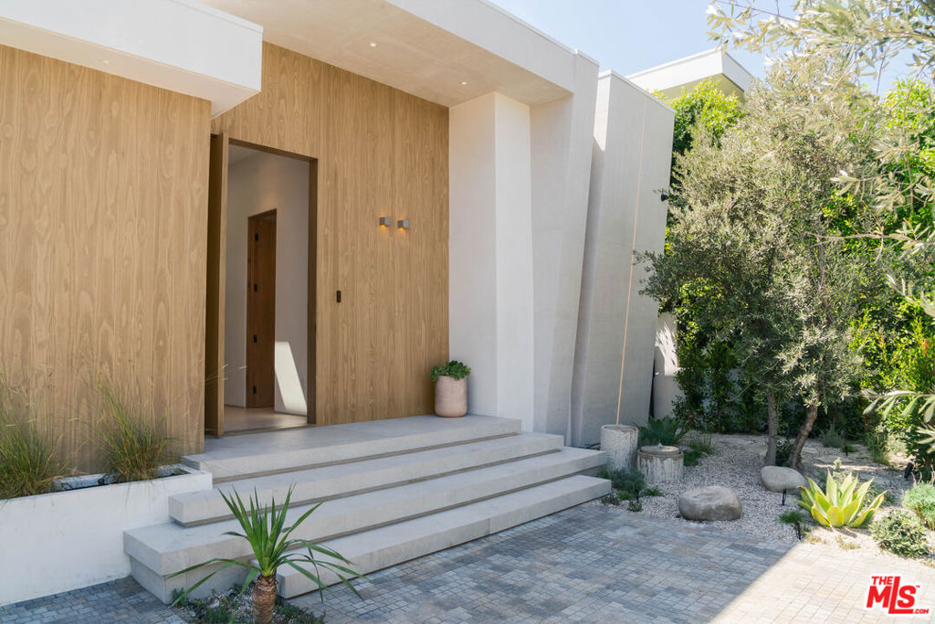 341 N Kings Road