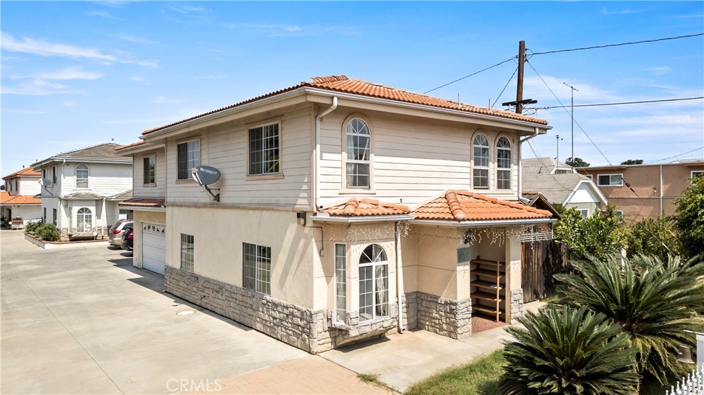 Welcome to this beautiful home located in gated community! It features 4 bedrooms and 3 full baths.2 cars attached garage with 2 additional parking spaces next to the property.
Convenient location on Durfee Ave close to the school, shops, restaurants and easy access to freeway 10 and freeway 605. Don't miss the great opportunity to own your dream home in city of El Monte.
