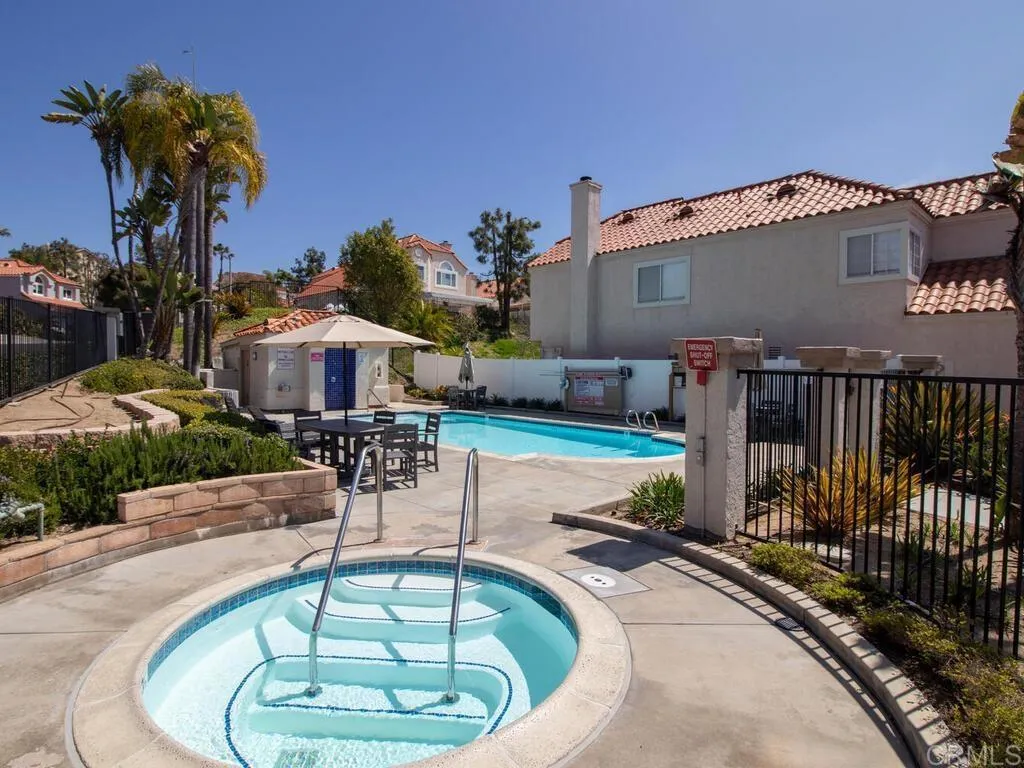 Vista, California 92081, United States, 2 Bedrooms Bedrooms, ,2 BathroomsBathrooms,Residential,Pending,107375