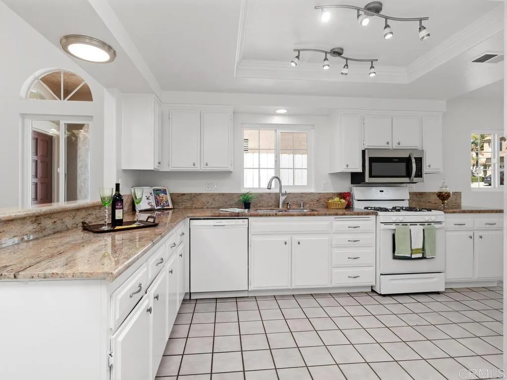 Vista, California 92081, United States, 2 Bedrooms Bedrooms, ,2 BathroomsBathrooms,Residential,Pending,107375