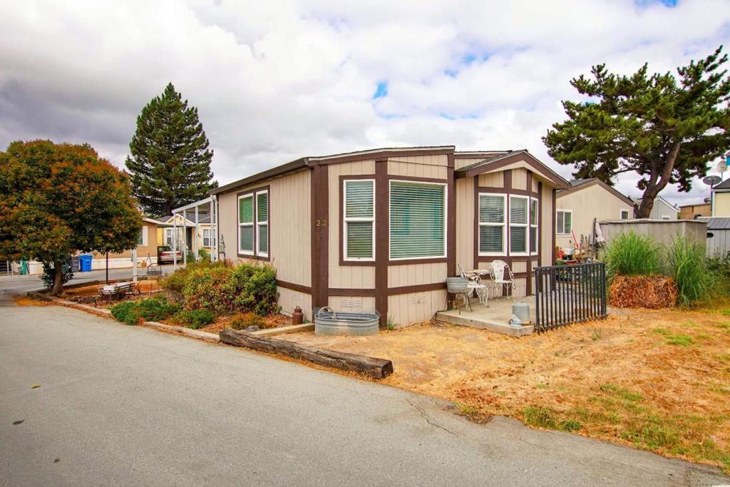 Welcome home! This well maintained single wide offers added living space for extra comfort and functionality. This 1 bedroom home also has an extra room for office or hobby area . Recent upgrades include a new roof and fresh exterior paint done in 2023, along with updated flooring just 6 years ago. Location is perfect for those commuters, yet close enough to all the charm Hollister has. Do not miss your chance to own this move in ready home in a great location.