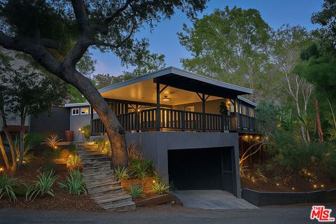 Photo of 2701 Jalmia Drive, Los Angeles, CA 90046 (MLS # 25615973)