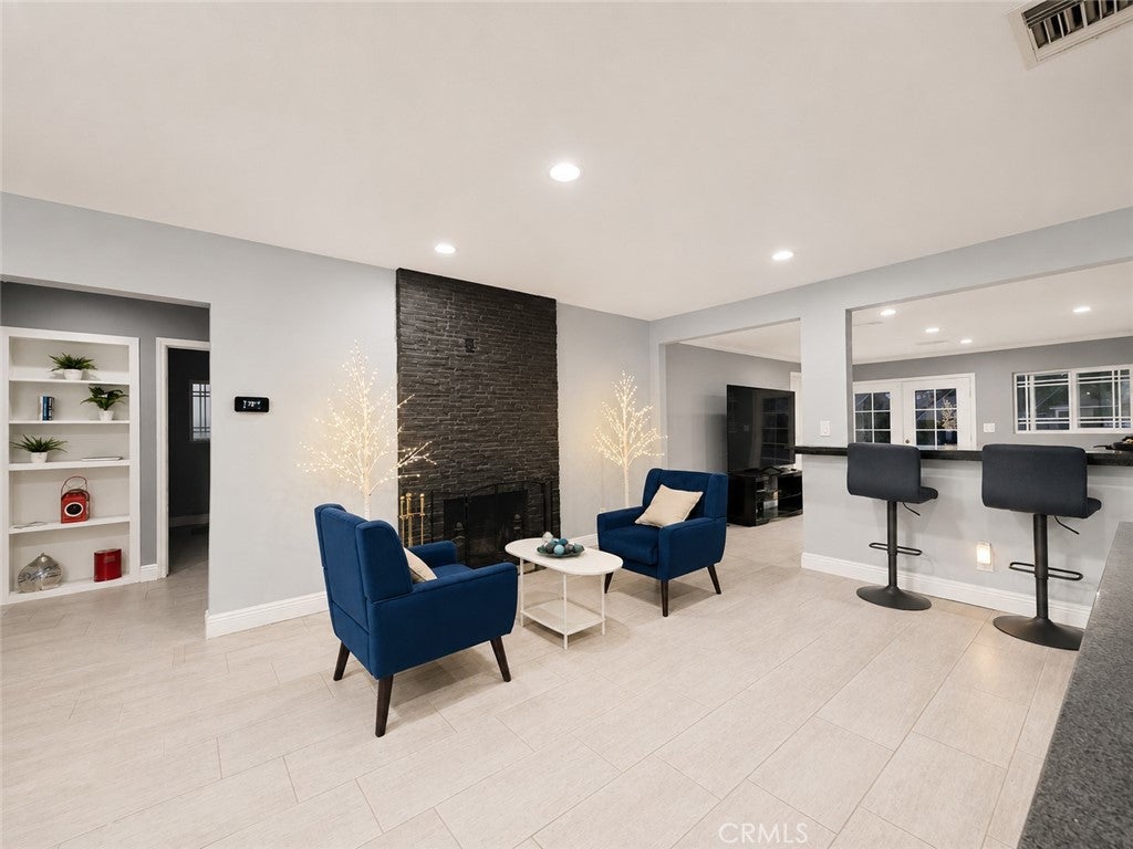 1437 E Vine