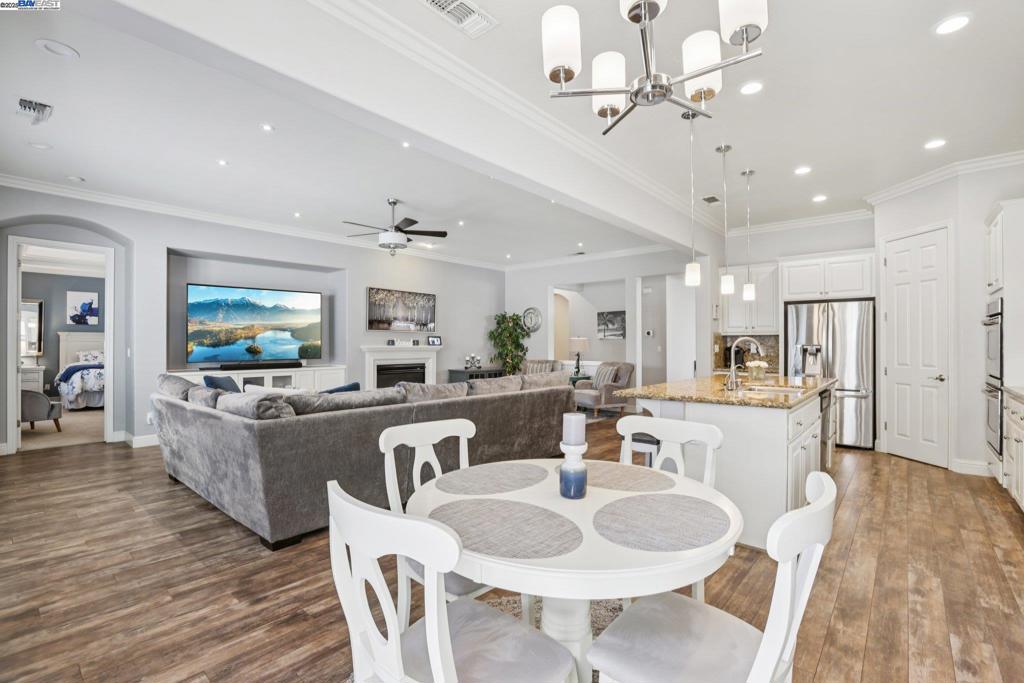 THE LAKES - Residential