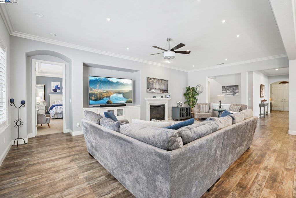 THE LAKES - Residential