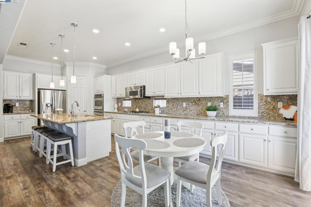THE LAKES - Residential