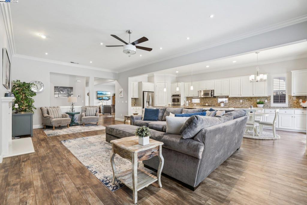 THE LAKES - Residential