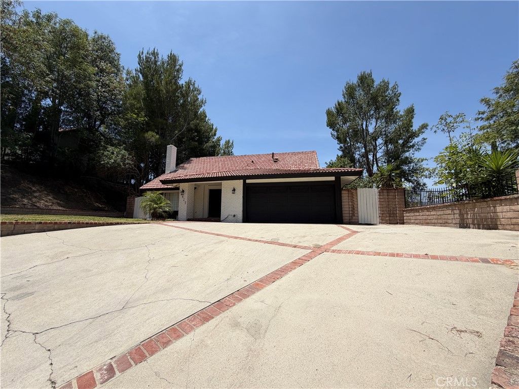 Photo of 12829 Mclennan Avenue, Granada Hills, CA 91344 (MLS # CV26119577)