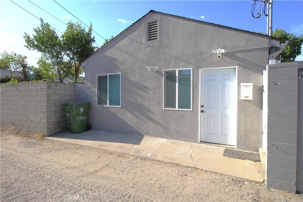Welcome to your new home in the heart of Encino! Recently renovated ADU, Furnished 1 bedroom + 1 bathroom is now available for lease and offers a cozy retreat brimming with natural sunlight and warmth. Easy access to the 101 Freeway. Minutes away from shopping and dining options along Ventura Blvd.