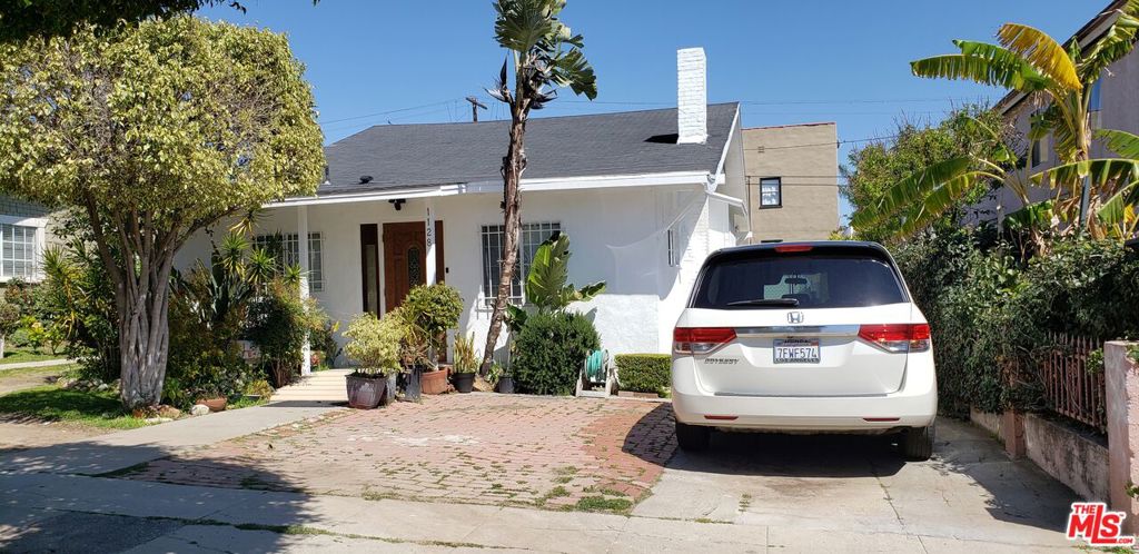 A charming 3 bed 2 bath house and one 2 bed 1 bath unit. The house has been extensively renovated recently. The kitchen was remodeled. The living room has new wooden flooring. The covering of exterior walls were newly installed and painted. There is a large family room and extra bathroom in the back. Quiet area. Good neighbors. Convenient location for transportation. Close from Los Feliz area, Griffith park, markets, hospitals, schools.