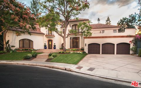 Photo of 12140 Summit Ct, Beverly Hills, CA 90210 (MLS # 25606691)