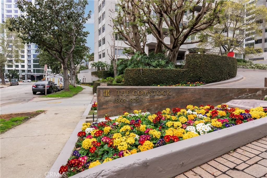 875 Comstock Avenue 4D